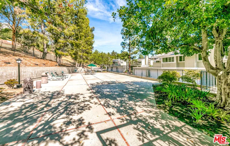 22135 Burbank Boulevard 4, Woodland Hills, California 91367