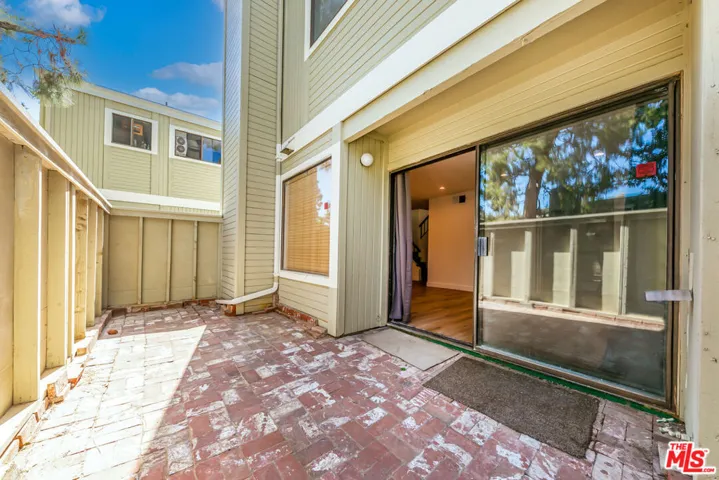 22135 Burbank Boulevard 4, Woodland Hills, California 91367