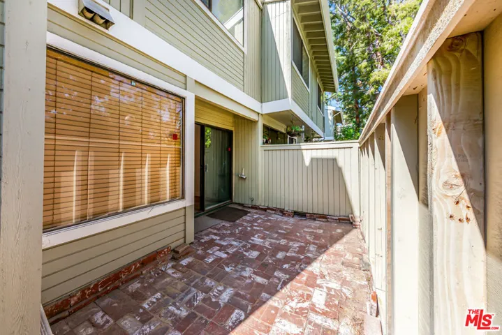 22135 Burbank Boulevard 4, Woodland Hills, California 91367