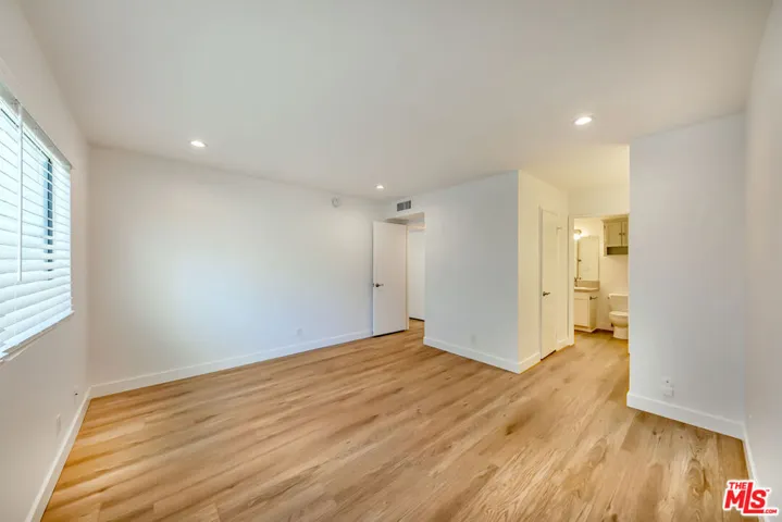 22135 Burbank Boulevard 4, Woodland Hills, California 91367