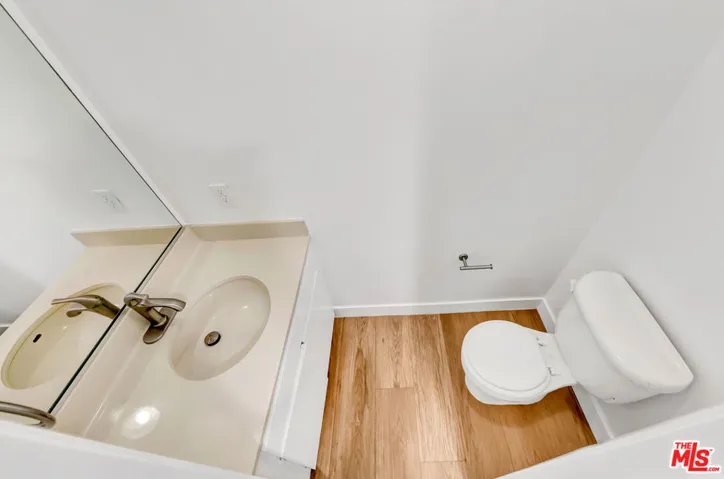 22135 Burbank Boulevard 4, Woodland Hills, California 91367