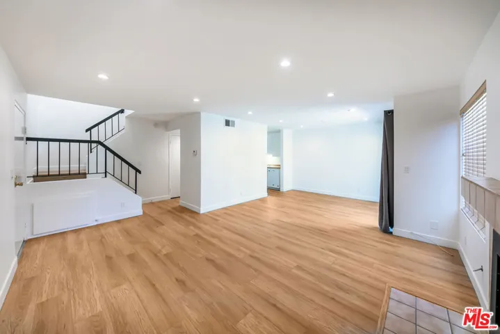 22135 Burbank Boulevard 4, Woodland Hills, California 91367
