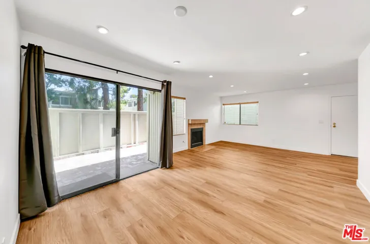 22135 Burbank Boulevard 4, Woodland Hills, California 91367
