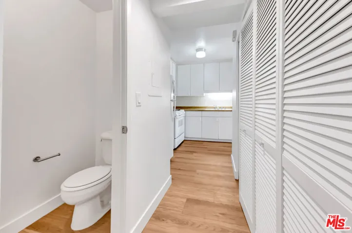 22135 Burbank Boulevard 4, Woodland Hills, California 91367