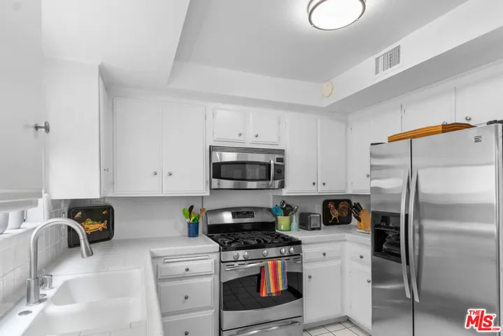 1828 Barry Avenue 4, Los Angeles, California 90025