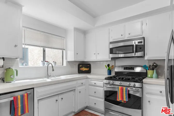 1828 Barry Avenue 4, Los Angeles, California 90025