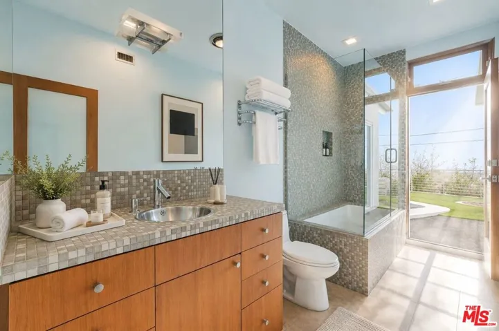 8411 Hollywood Boulevard, West Hollywood, California 90069