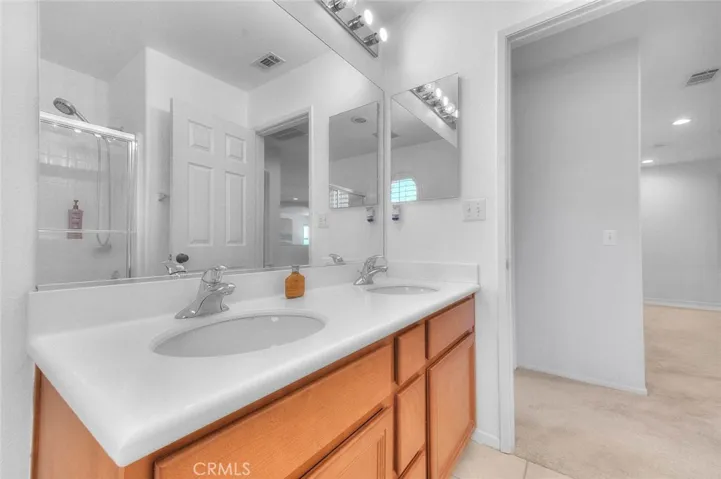 Upstairs 2nd bathroom