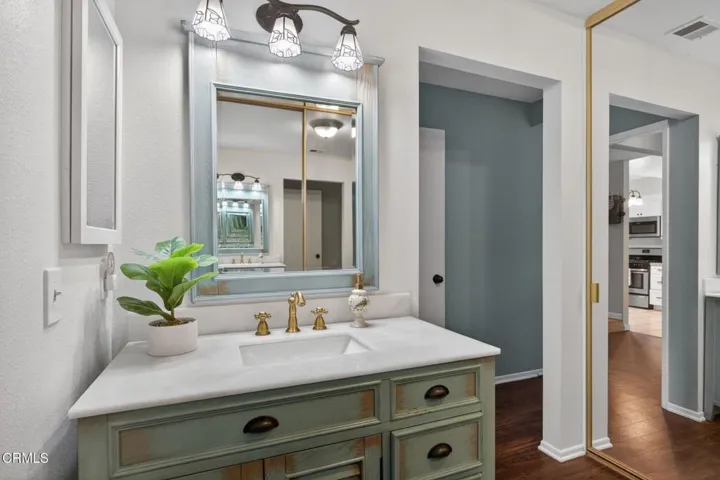 24-web-or-mls-Upmarket Media-3720ViaP082