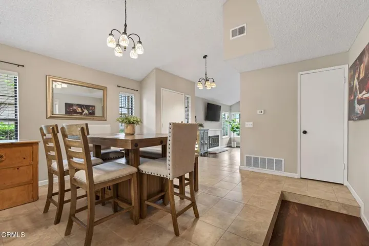 12-web-or-mls-Upmarket Media-3720ViaP048