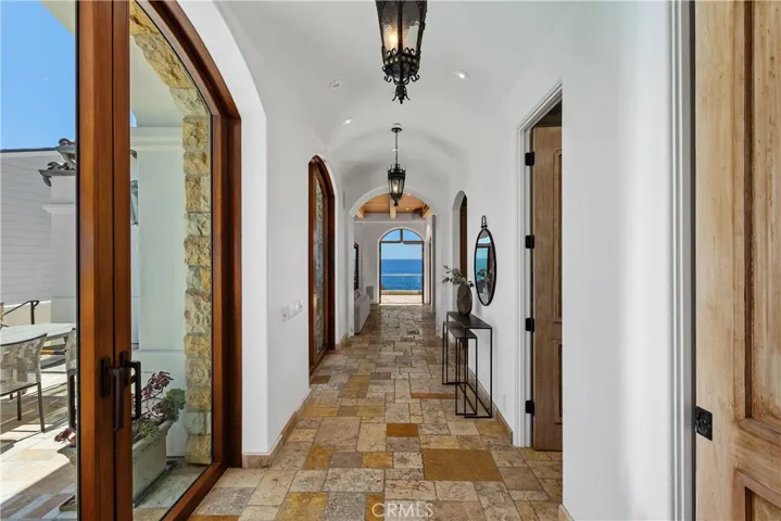 10 S La Senda, Laguna Beach, California 92651