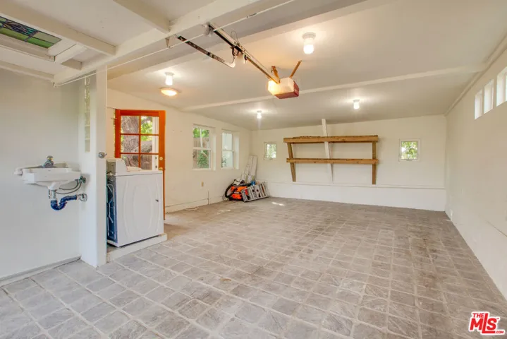 GARAGE OR OFFICE