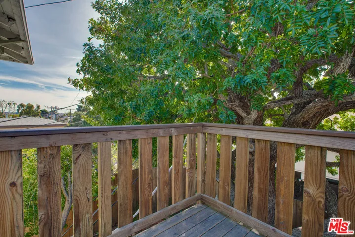 BALCONY DECK OFF KITCHEN