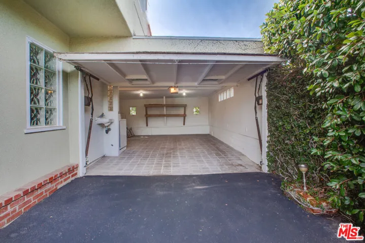 PRIVATE GARAGE