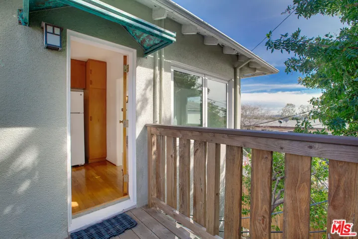 BALCONY DECK OFF KITCHEN