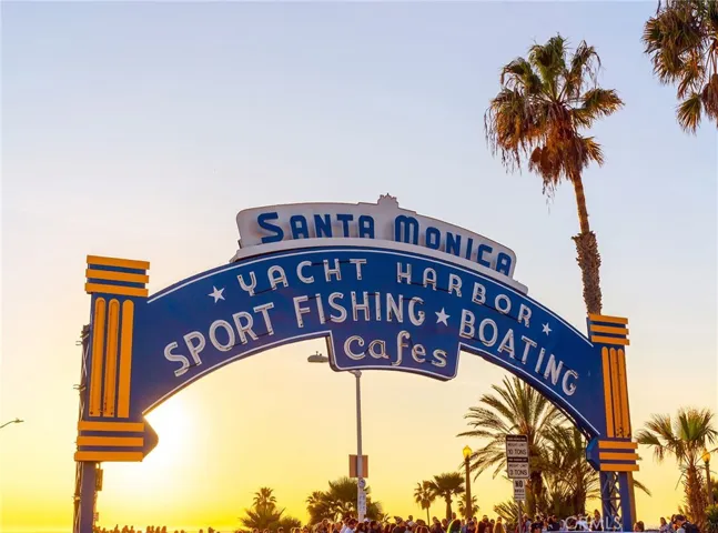 A short drive to the Santa Monica pier and restaurants