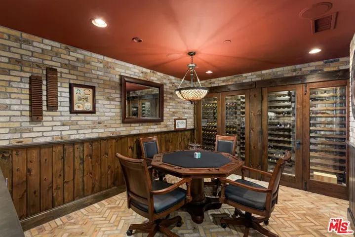 Wine Cellar & Lounge