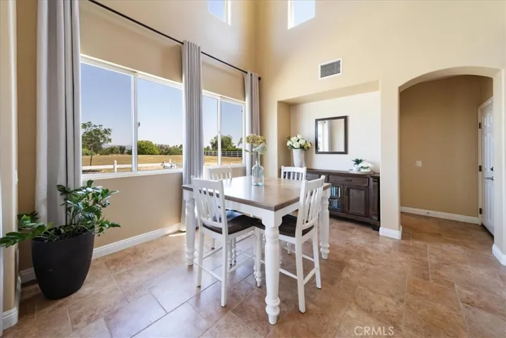 Nook eating area off kitchen and family room