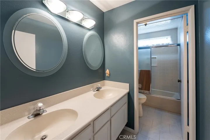 Upstairs guest bath