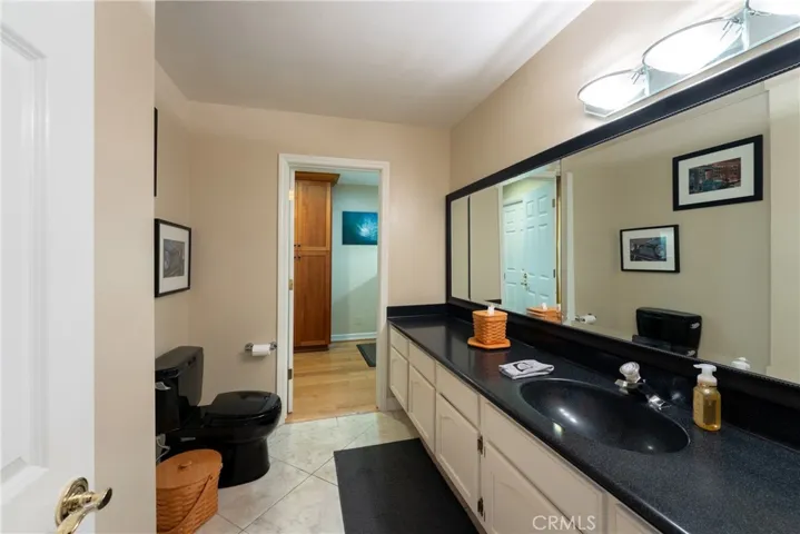 Downstairs 1/2 bath