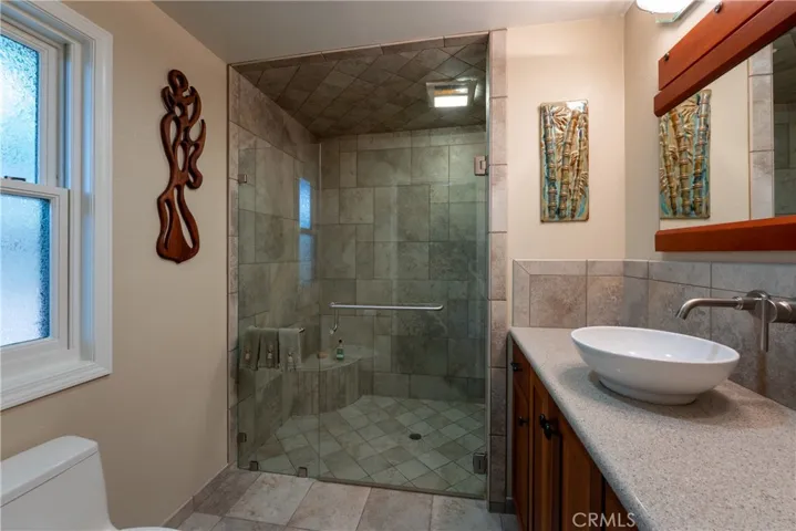 Guest unit bath