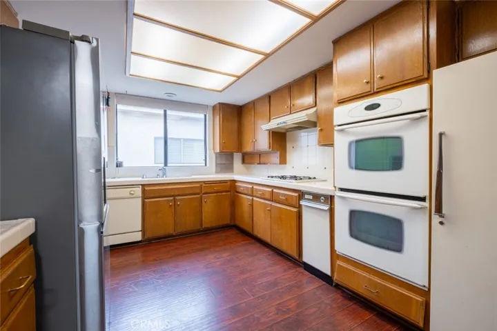 17522 Sherman Way 202, Van Nuys, California 91406