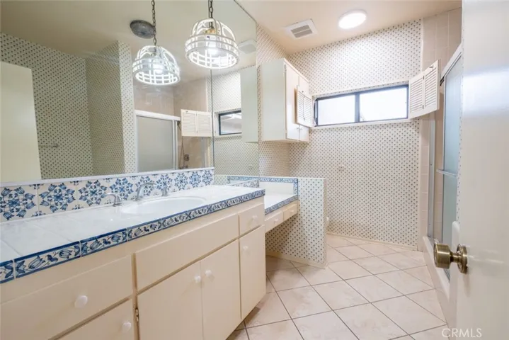 17522 Sherman Way 202, Van Nuys, California 91406