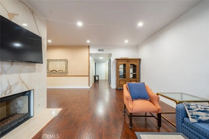 17522 Sherman Way 202, Van Nuys, California 91406
