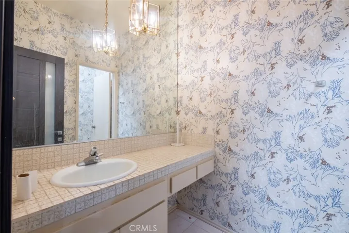 17522 Sherman Way 202, Van Nuys, California 91406