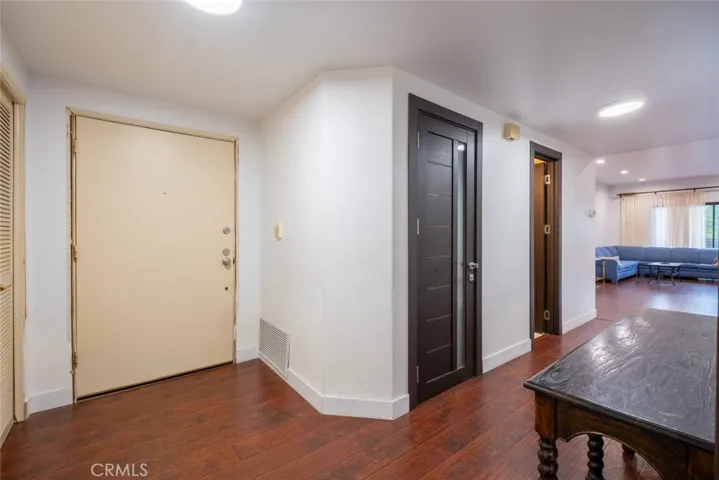 17522 Sherman Way 202, Van Nuys, California 91406
