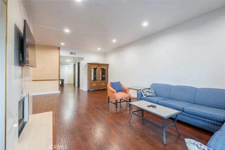 17522 Sherman Way 202, Van Nuys, California 91406