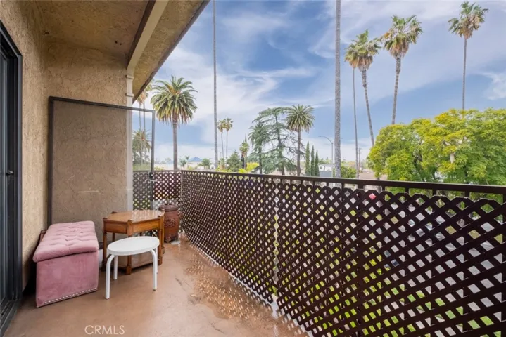 17522 Sherman Way 202, Van Nuys, California 91406