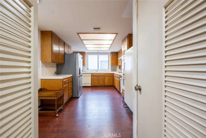 17522 Sherman Way 202, Van Nuys, California 91406