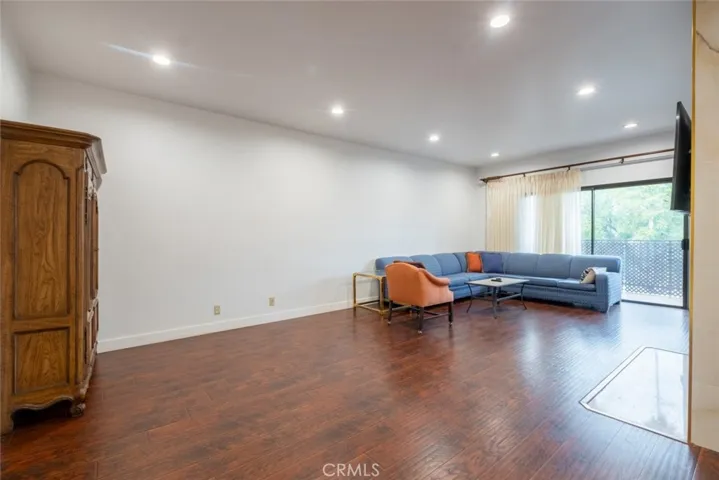 17522 Sherman Way 202, Van Nuys, California 91406