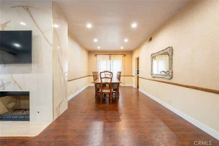 17522 Sherman Way 202, Van Nuys, California 91406