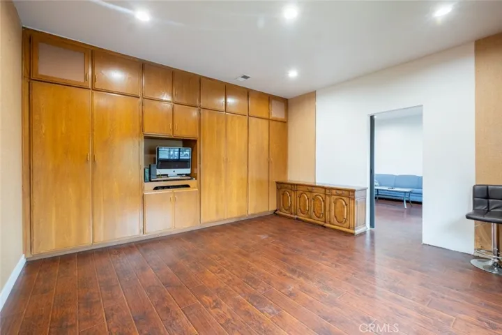 17522 Sherman Way 202, Van Nuys, California 91406