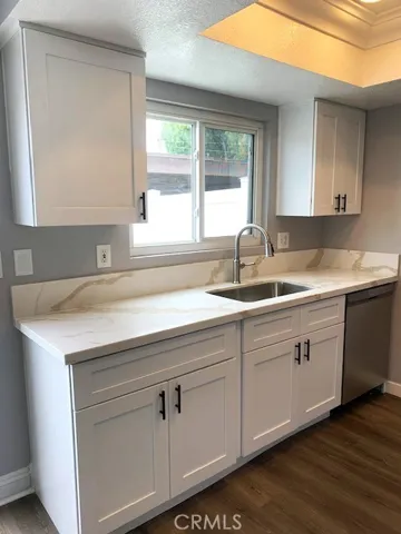 Kitchen, quartz counters
