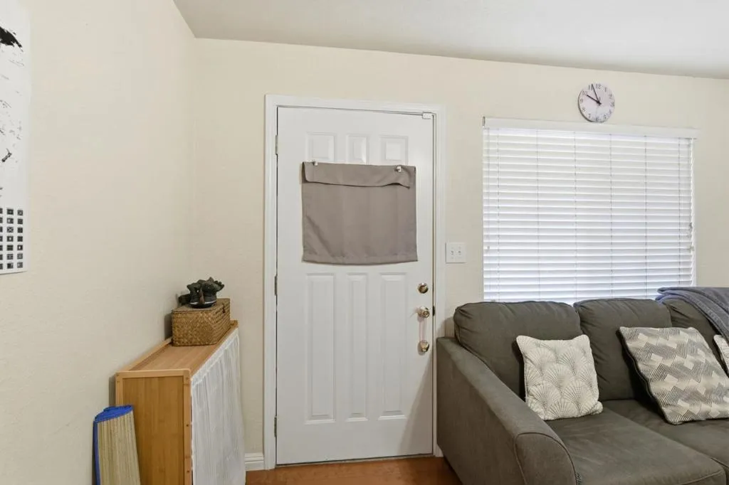 Front Unit Living room