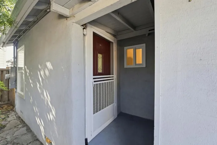 Back Unit- 1 bed /1 bath unit