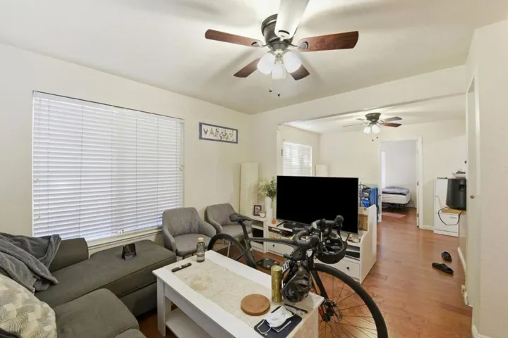 Front Unit Living room - laminate floors