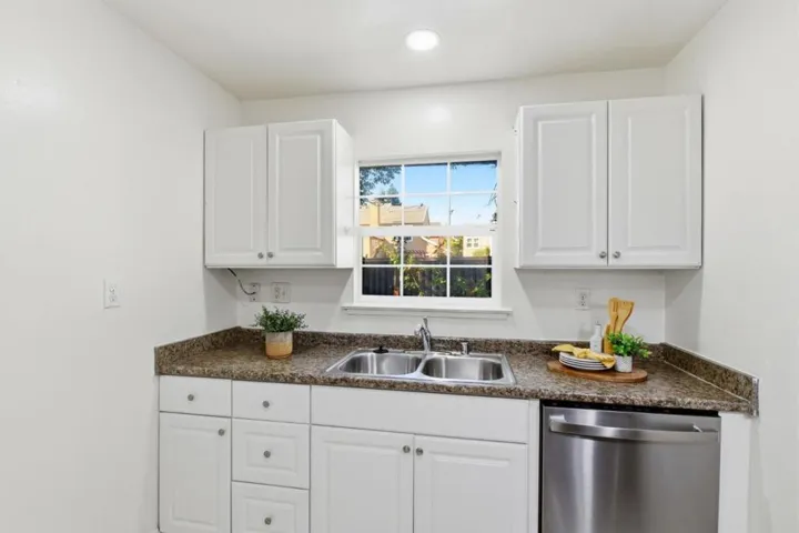 Back unit - Freshly painted kitchen, new lights