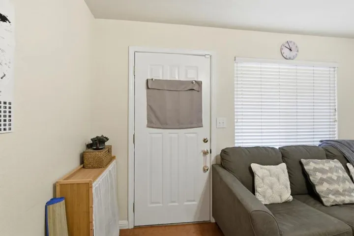 Front Unit Living room