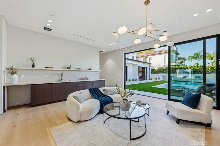 4900 Valjean, Encino, California 91436