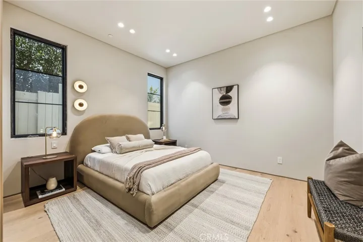 4900 Valjean, Encino, California 91436