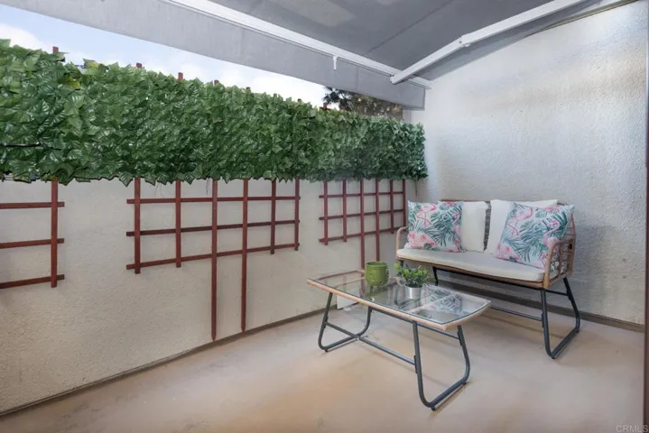 Automatic retractable awing / patio cover with remote!