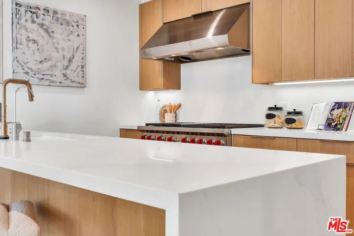 Island with Premium Quartz Cou