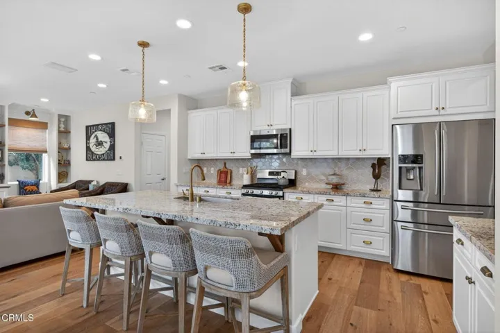16-web-or-mls-UpmarketMedia_541Owens-16