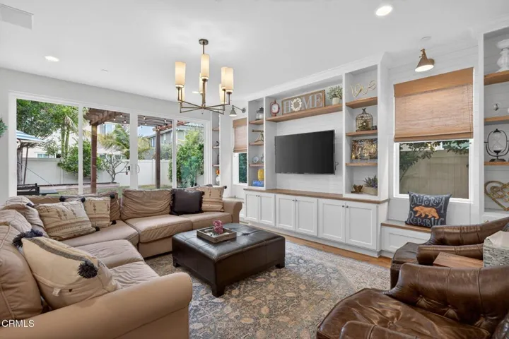 10-web-or-mls-UpmarketMedia_541Owens-10