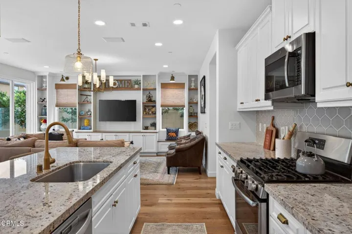 20-web-or-mls-UpmarketMedia_541Owens-20