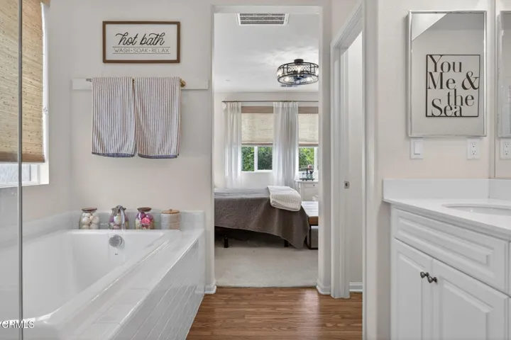 38-web-or-mls-UpmarketMedia_541Owens-38